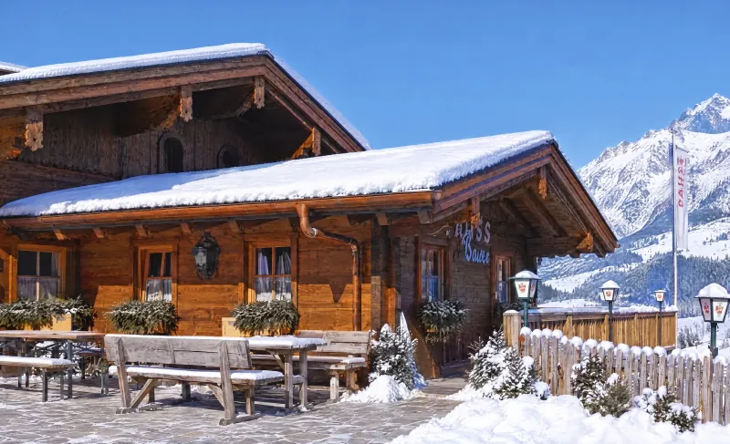 Alpenländisches Restaurant mit Außenterrasse