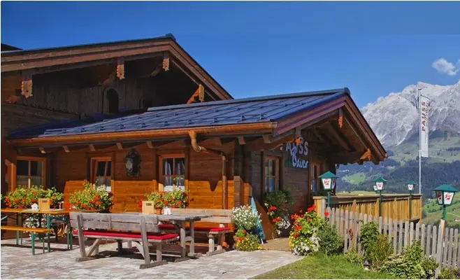 Alpenländisches Restaurant mit Außenterrasse