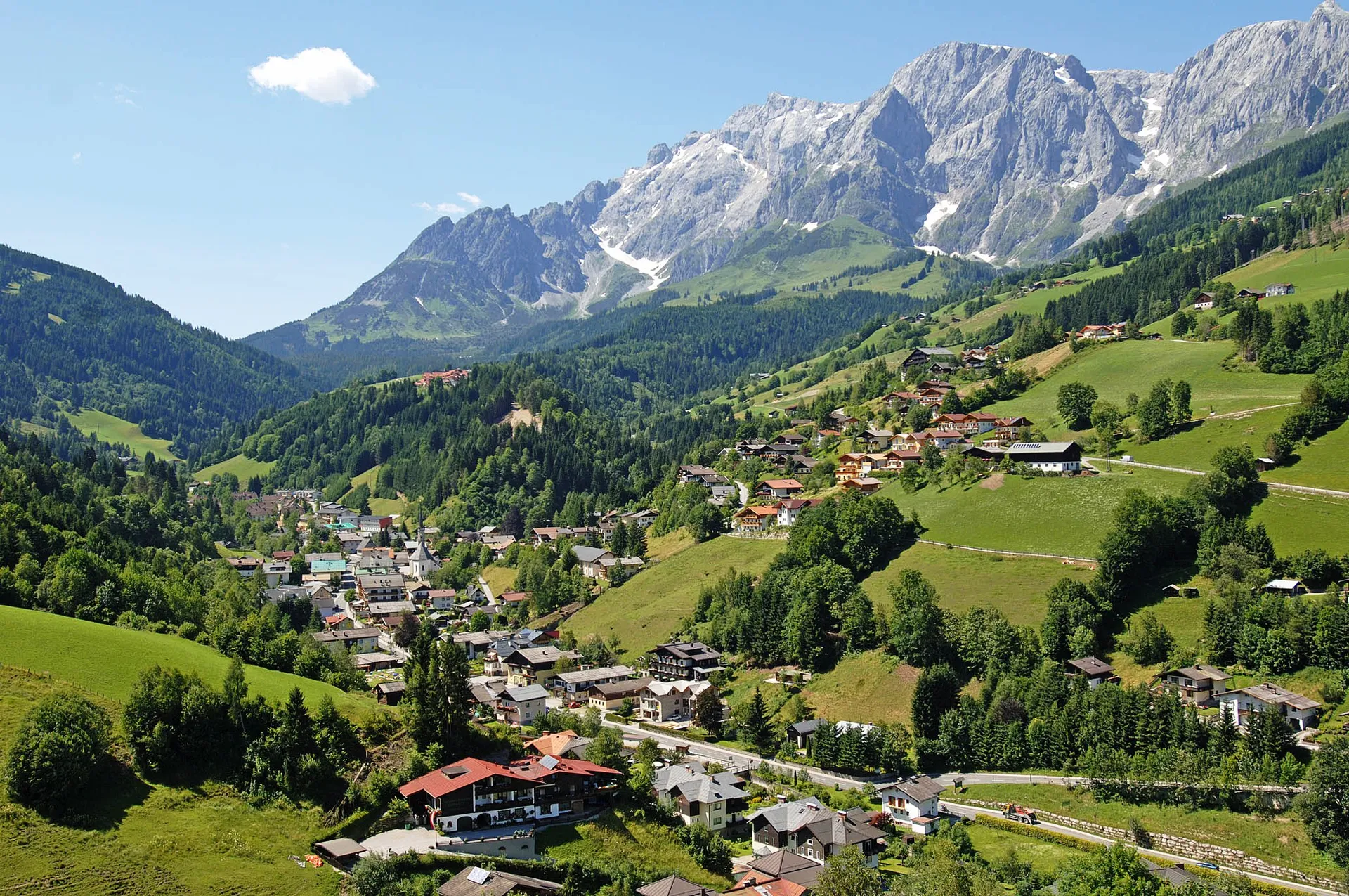 Alpenlandschap met Mühlbach am Hochkönig in het dal en besneeuwde bergtoppen