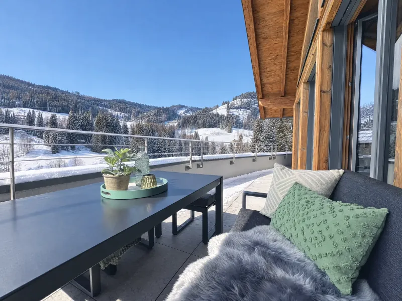 Balcon avec sièges et vue sur les montagnes