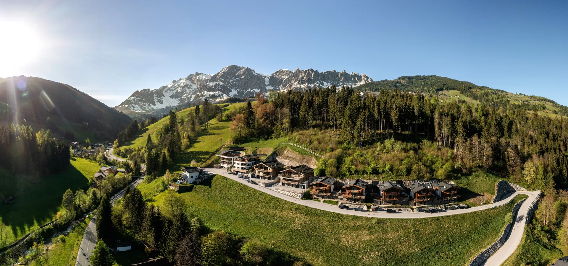 Bergdorf vor dem Hochkönig-Massiv im Sommer — die Genussregion Hochkönig