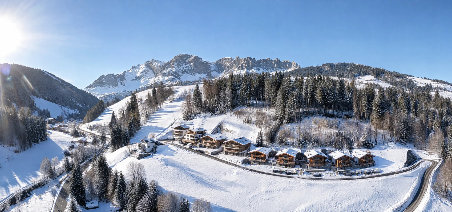 Bergdorf vor dem Hochkönig-Massiv im Winter — die Genussregion Hochkönig