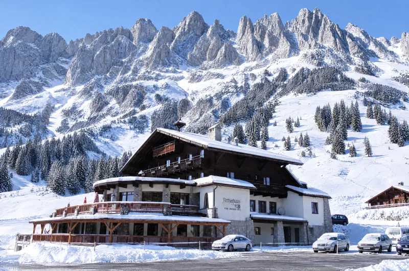 Berggasthof in alpiner Bergkulisse