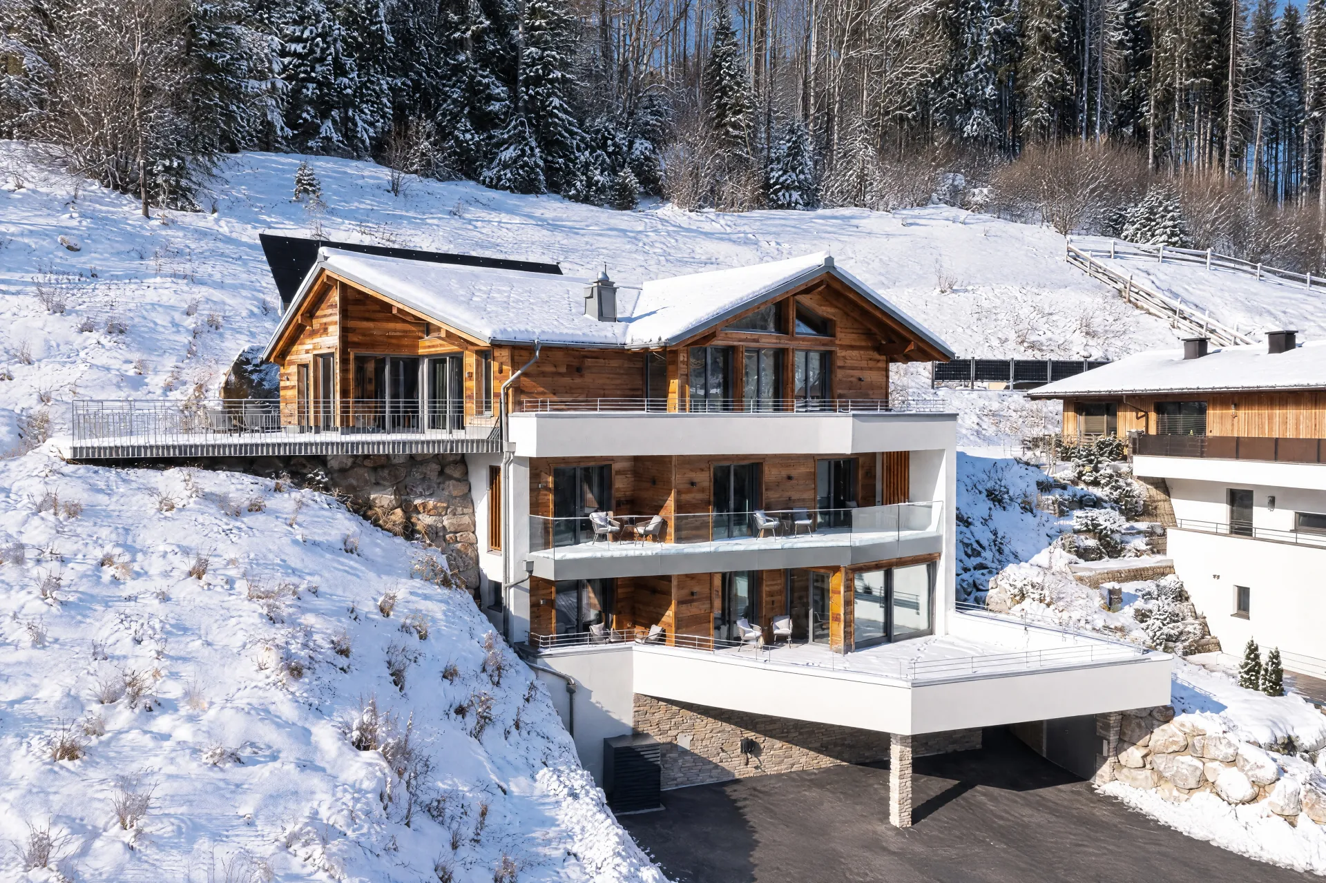 Das Chalet DasKöniglich am verschneiten Berghang im Winter