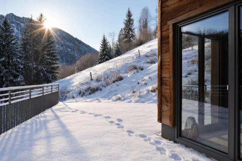 Terrasse enneigée avec vue sur les montagnes au soleil hivernal