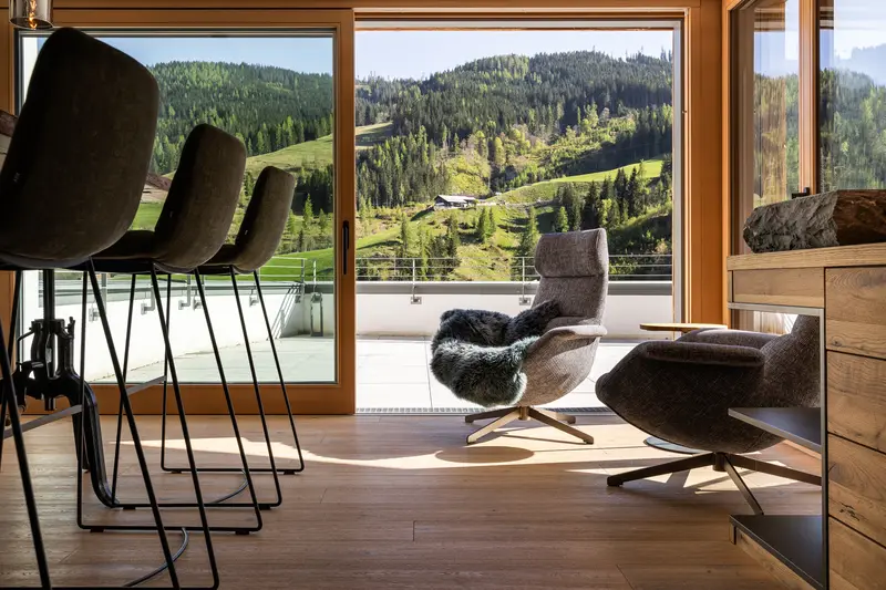 Espace lounge avec canapé et vue sur les montagnes