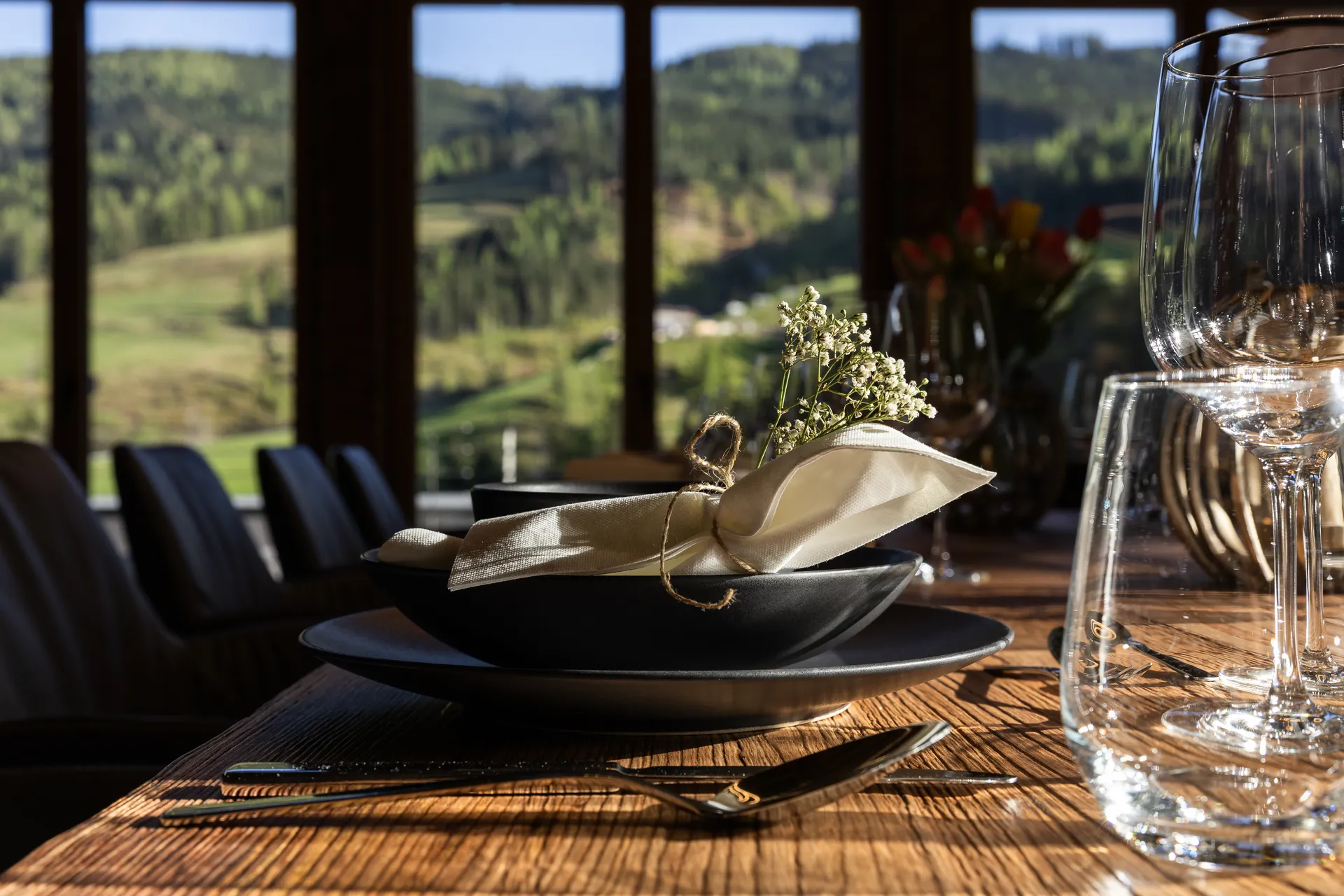 Elegant gedeckter Esstisch mit Bergblick — auf Wunsch mit Privatem Koch im Chalet