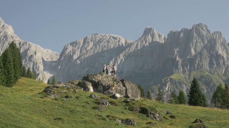 Famille célébrant sur un rocher face aux Mandlwände au Hochkönig