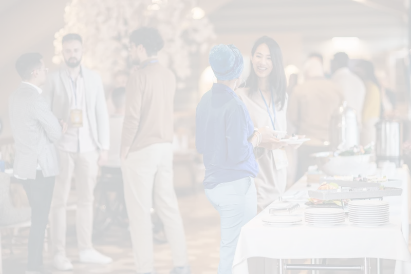 Gasten in gesprek aan een buffet tijdens een evenement