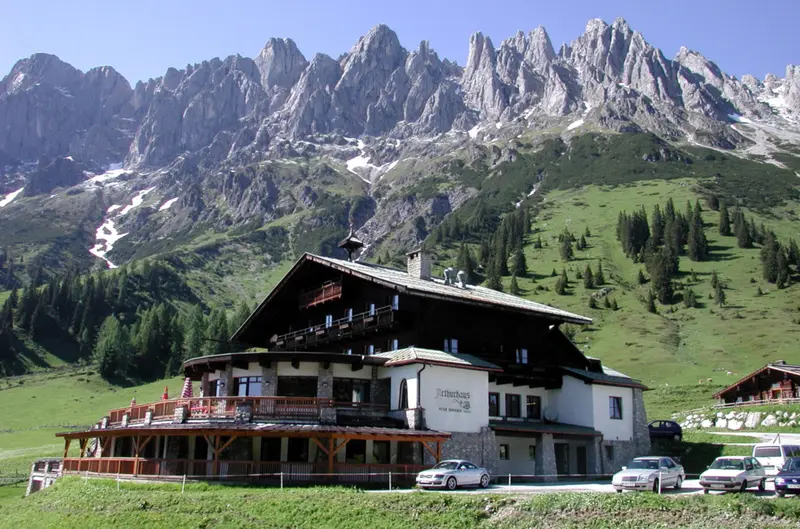 Berggasthof in alpiner Bergkulisse