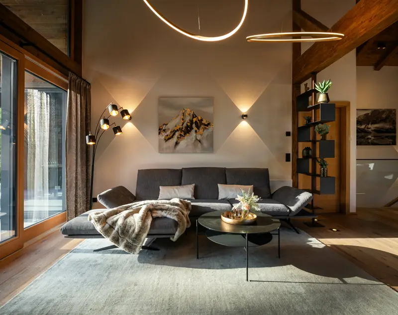 Gezellige woonkamer met sofa en groot raam
