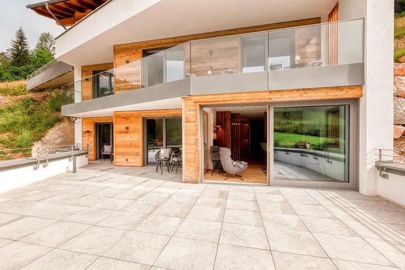 Das moderne Chalet DasKöniglich mit Terrassen und Balkonen
