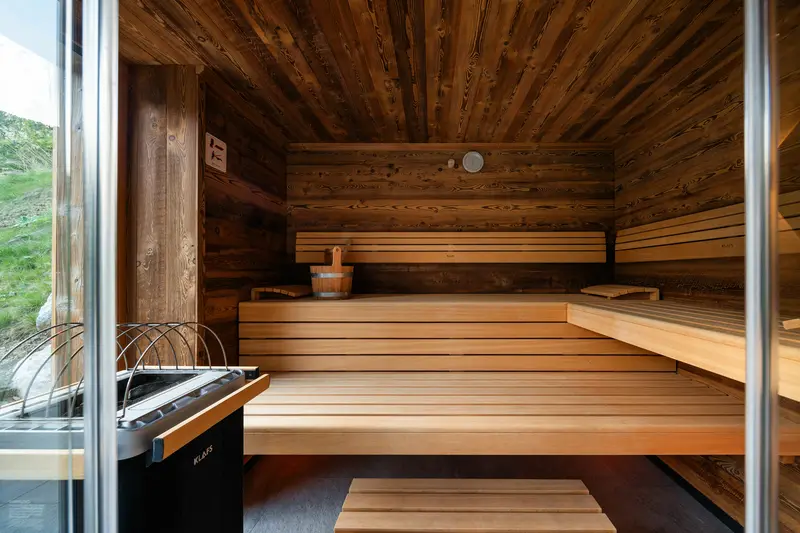 Sauna panoramique vitré avec bancs et poêle
