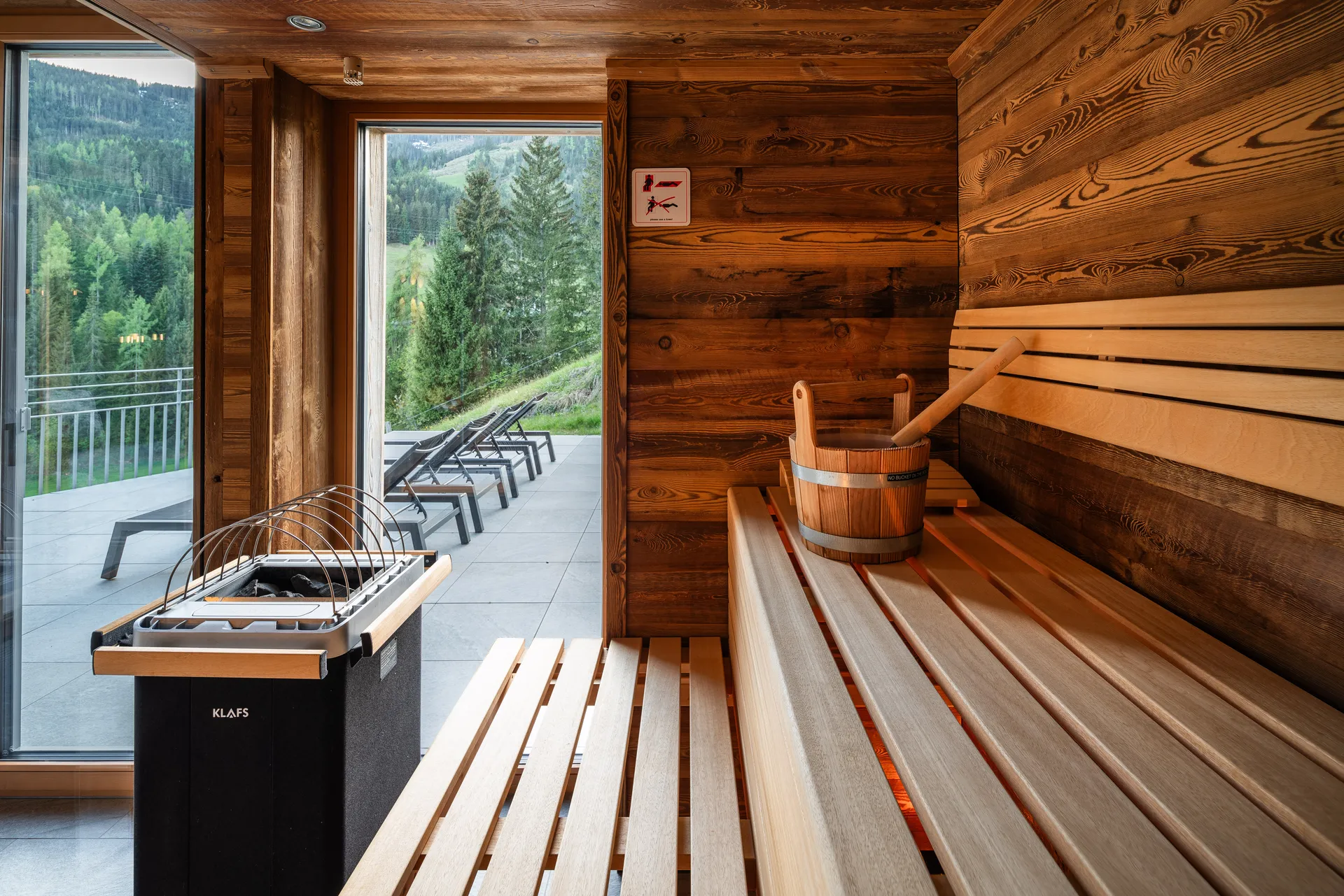 Panorama-Sauna aus Holz mit Blick auf die Berge