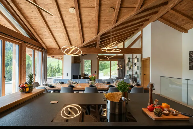 Moderne Miele-keuken en eethoek met houten dak en bergzicht