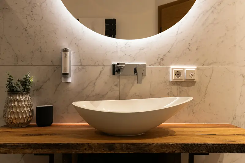 Moderne badkamer met verlichte spiegel en wastafel