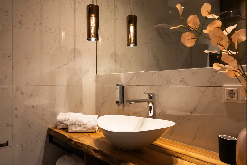 Salle de bains avec vasque ovale sur plan en bois