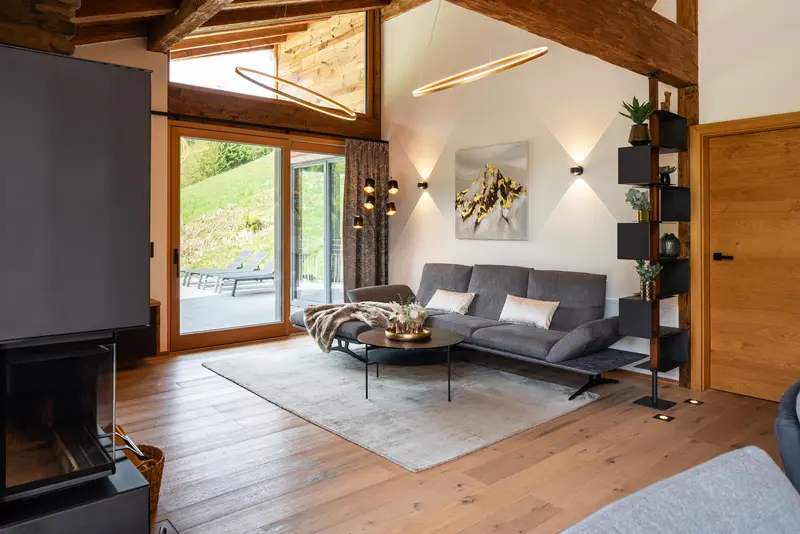 Salon avec canapé et accès à la terrasse