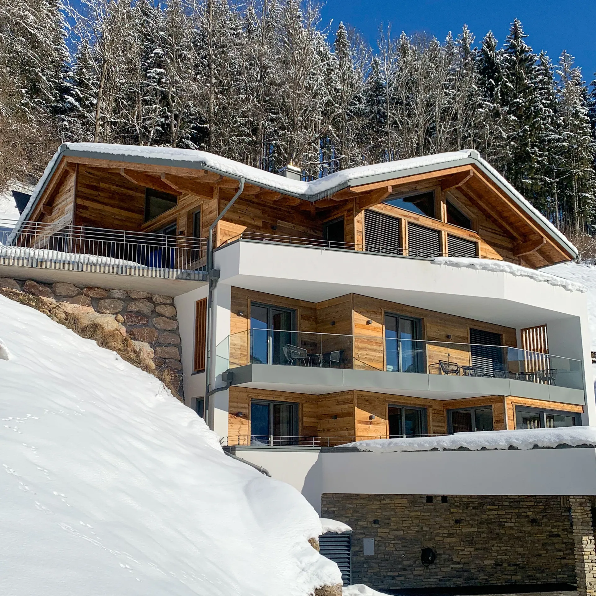 Das Chalet DasKöniglich im Winter – modernes Holzchalet im tief verschneiten Mühlbach