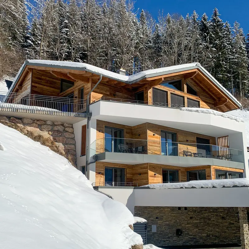 Le chalet DasKöniglich en hiver – chalet moderne en bois à Mühlbach sous une épaisse couche de neige