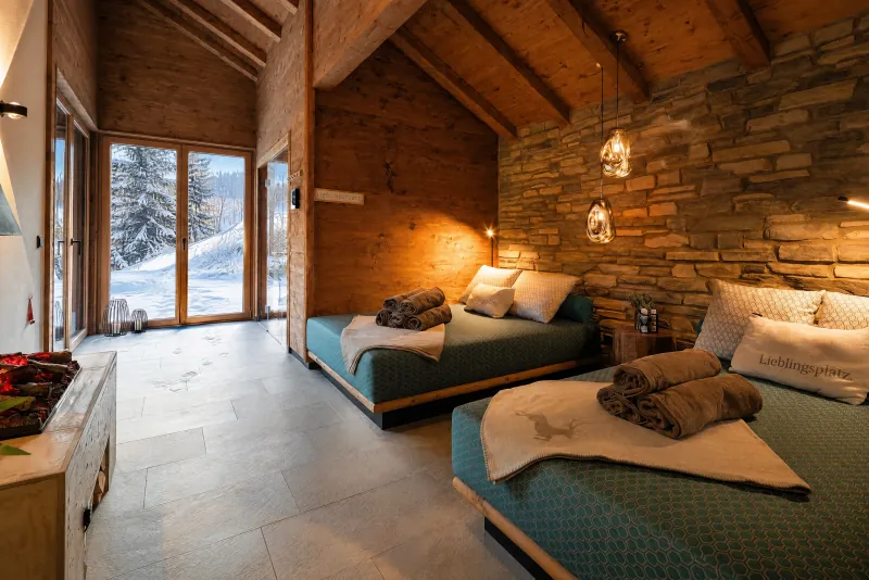 Espace détente avec lits de repos dans le chalet