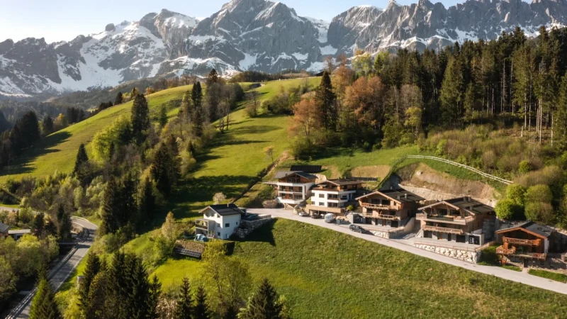 DasKöniglich aus der Luft — das Chalet am Hang über Mühlbach am Hochkönig