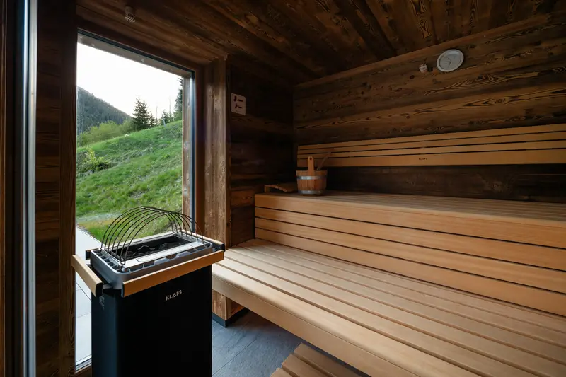 Banquettes du sauna avec vue sur les collines verdoyantes