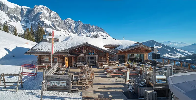 Refuge de montagne enneigé avec terrasse de restaurant