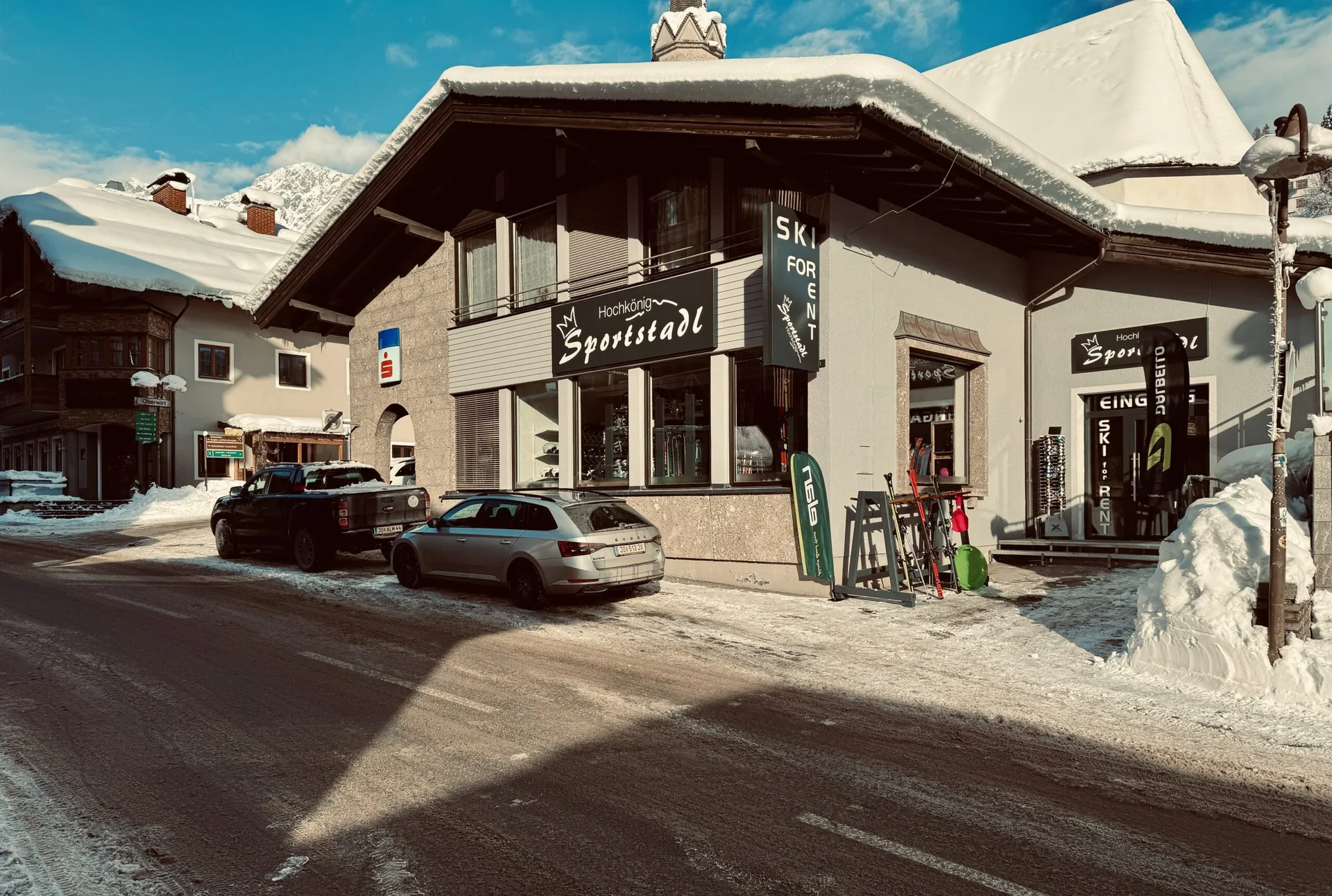 Verschneites Geschäft des Sportstadl mit „Ski for Rent“-Schild
