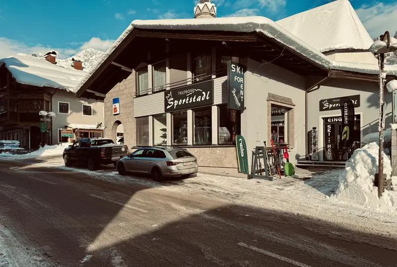 متجر Sportstadl مكسو بالثلوج مع لافتة «Ski for Rent»
