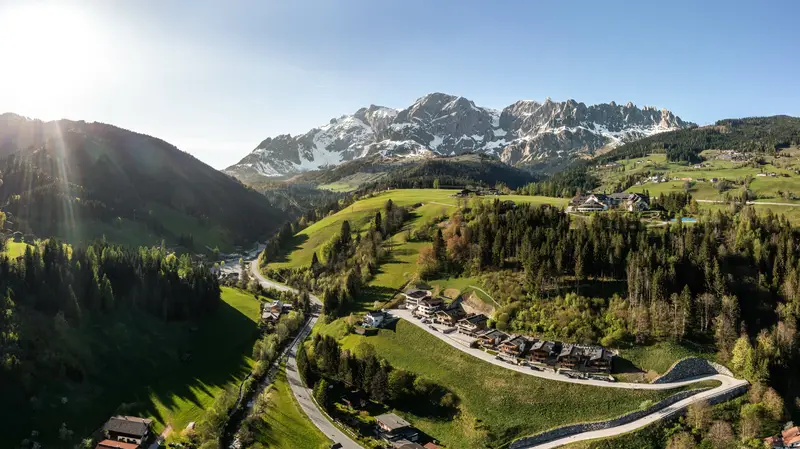 Paysage de montagne estival avec village alpin devant le massif du Hochkönig