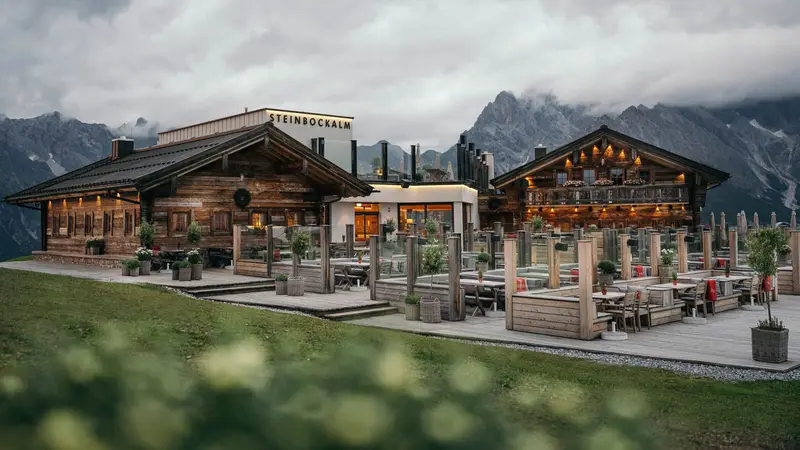 Steinbock Alm — restaurant d'alpage rustique avec terrasse et vue sur les montagnes