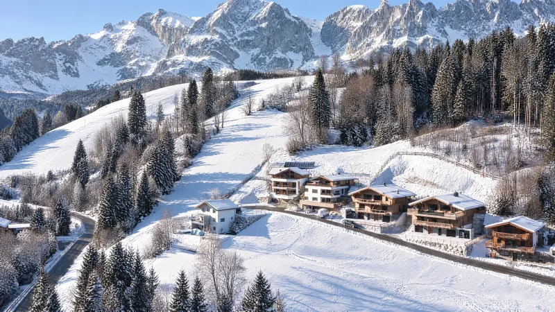 DasKöniglich aus der Luft — das Chalet am Hang über Mühlbach am Hochkönig