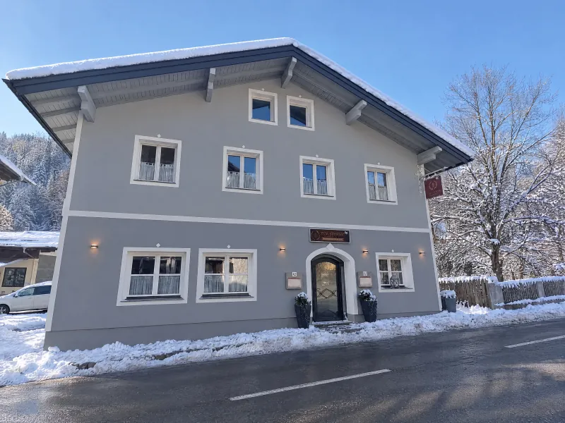 Traditionelles Gasthaus mit grauer Fassade