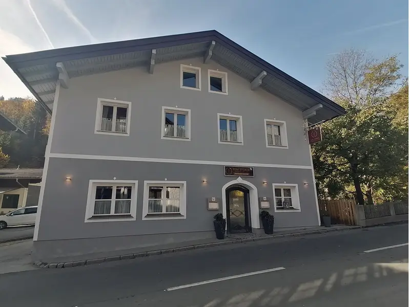 Traditionelles Gasthaus mit grauer Fassade
